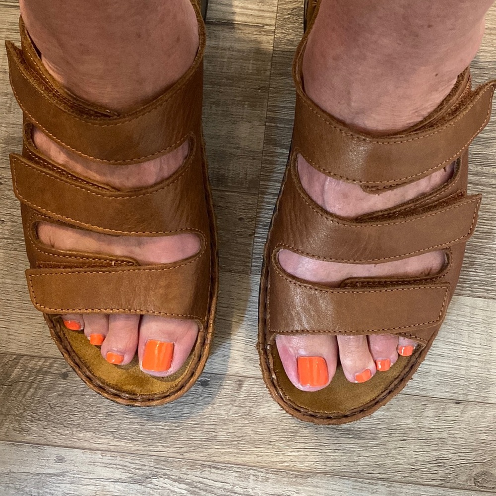 Size 38/7M - Naot sandals- Brown